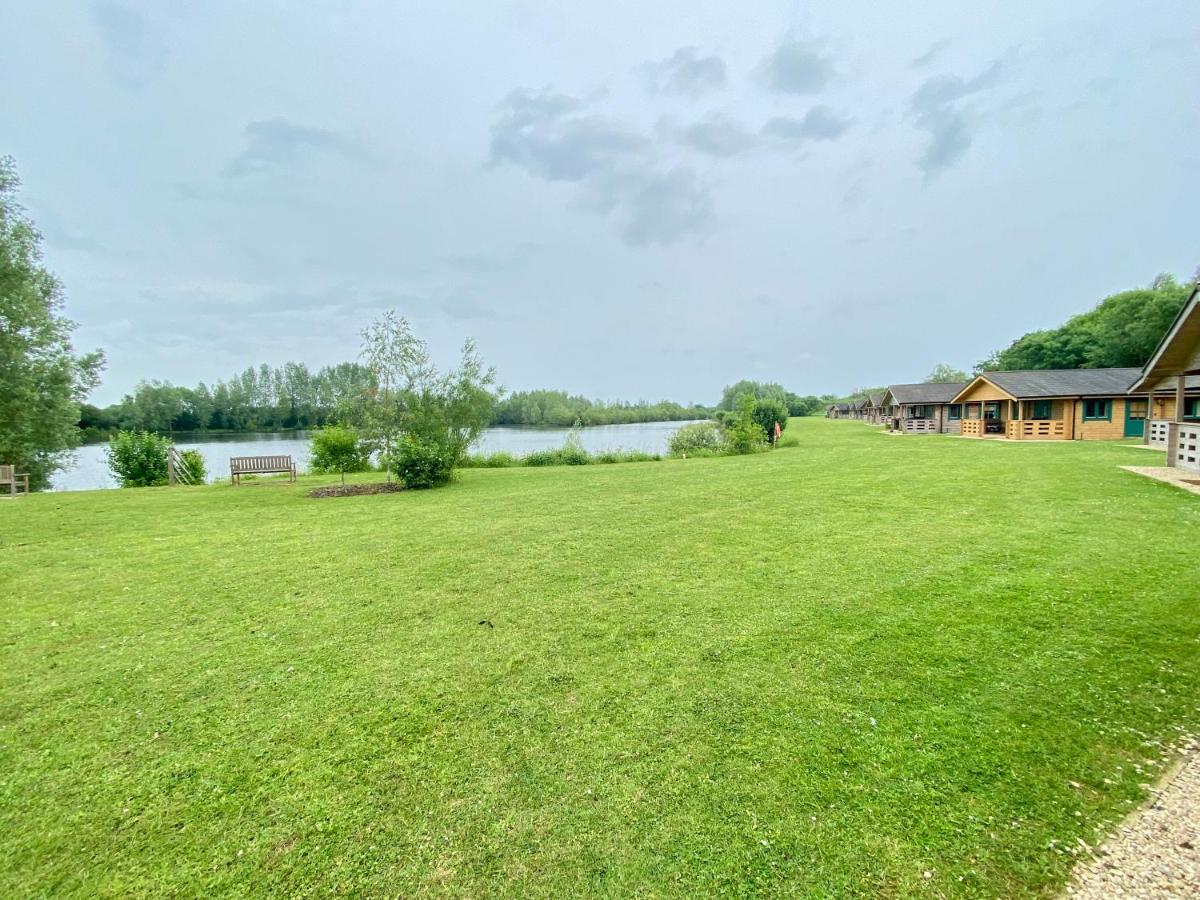 Maple, Lake Pochard 1 South Cerney Exterior photo