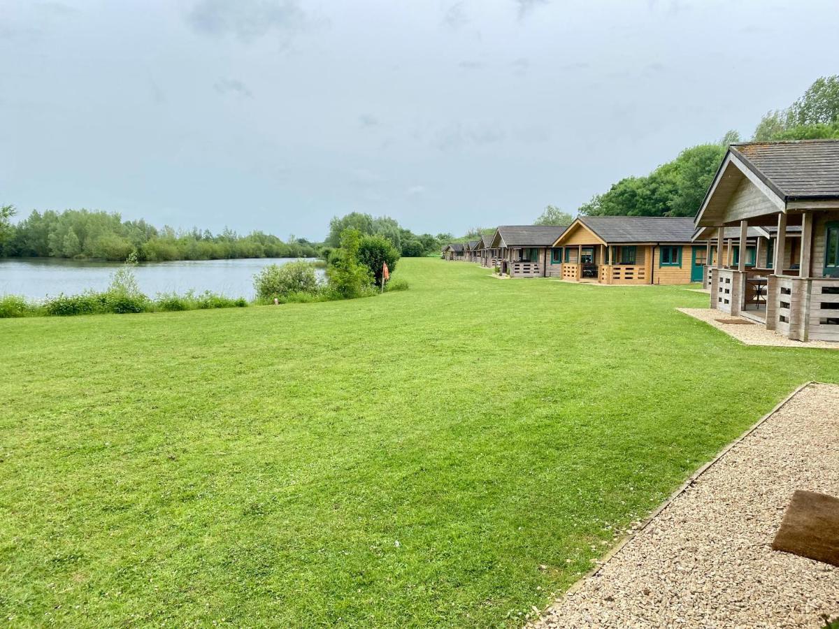Maple, Lake Pochard 1 South Cerney Exterior photo